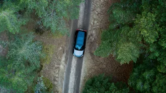 RAV4 Plugin Hybrid auf einem Waldweg aus der Vogelperspektive