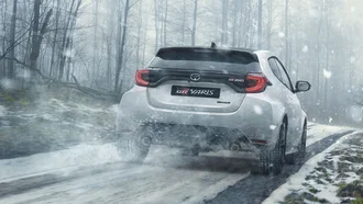 Toyota GR Yaris auf verschneiter Straße in der Rückansicht