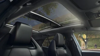 Panoramadach des Toyota Corolla von innen heraus fotografiert