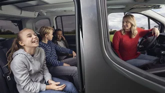 Offene Schiebetür und Cockpit des Toyota Proace City Verso in Seitenansicht