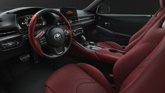 Rotes Interieur im Cockpit des Toyota Supra