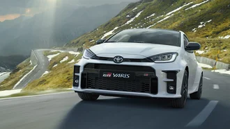 Toyota GR Yaris auf verschlungener Küstenstraße