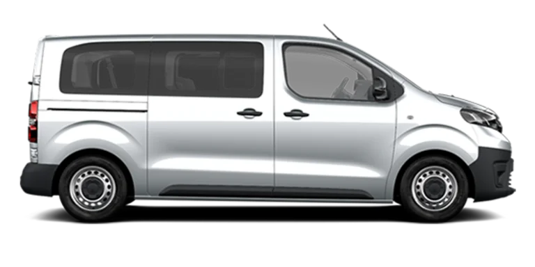 Silberner Toyota Proace Verso im Profil fotografiert