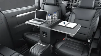 Komplettes Interieur des Toyota Proace City (Vorder- und Rücksitze mit ausklappbaren Tischen)