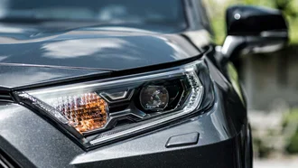Detailaufnahme der Frontscheinwerfer des RAV4 Plugin Hybrid