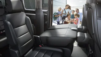 Interieur des Toyota Proace Verso (Rücksitze), durch die offene Seitentür sieht man eine Familie