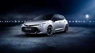 Silberner Toyota Corolla nachts auf Asphaltplatz