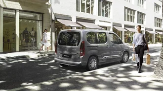 Toyota Proace City Verso in moderner Innenstadt