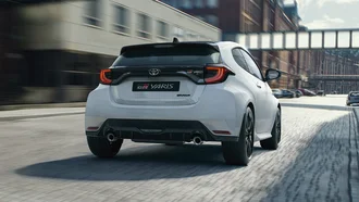 Toyota GR Yarisin einer modernen Innenstadt in der Rückansicht