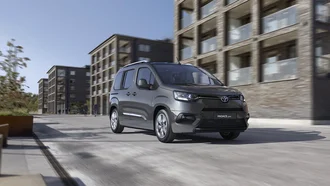 Toyota Proace City Verso vor moderner Stadtkulisse