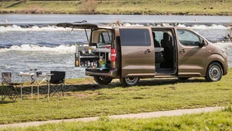 Brauner Toyota Proace Verso im Profil auf einer Wiese beim Campen