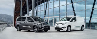 Zwei Toyota Proace von vorne fotografiert vor einem Glasgebäude