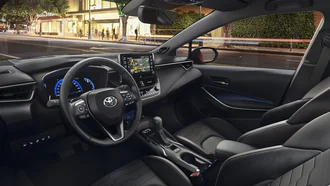 Interieur des Toyota Corolla durch das Fahrerfenster fotografiert