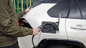 Detailaufnahme der Plugin-Ladevorrichtung des RAV4 Plugin Hybrid