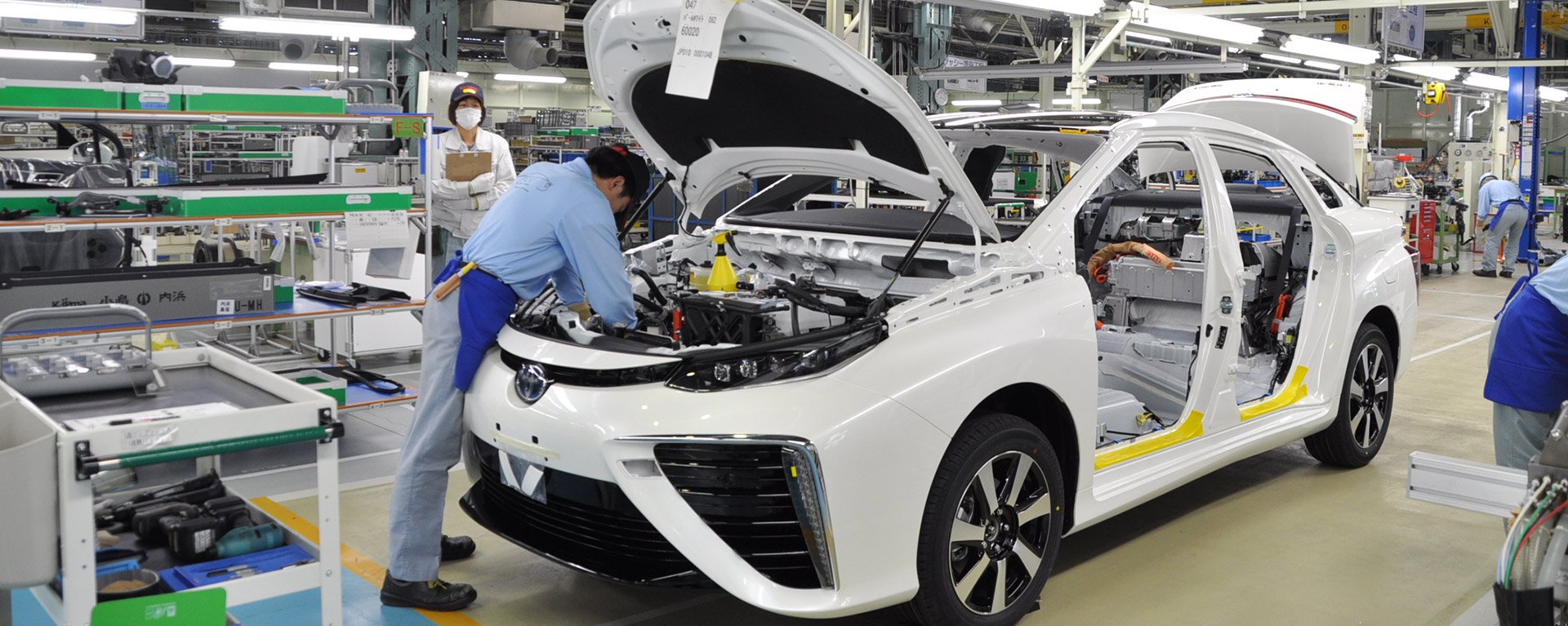 Ein Mechaniker repariert einen weißen, auseinander gebauten Toyota