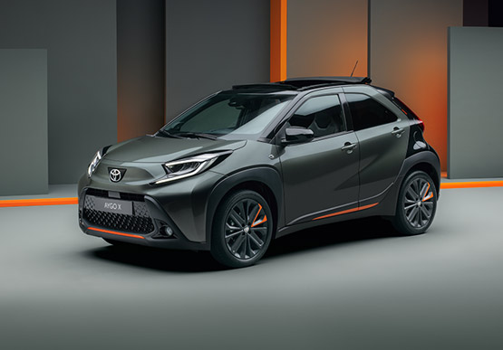 Schrägansicht der Vorderseite des Toyota Aygo X mit grauem Lack.