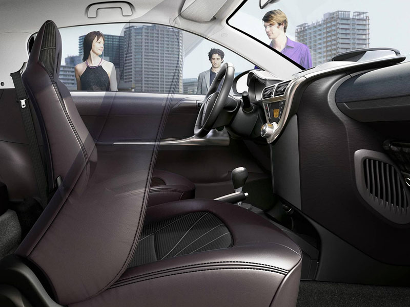 Mehrere Personen beobachten von außen einen Toyota. Die Inneneinrichtung ist lila und besitzt Ledersitze.